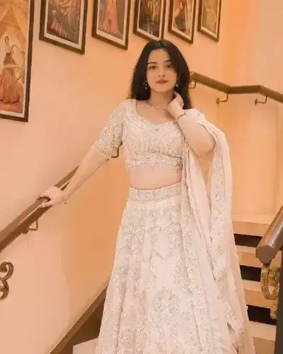 Escort Khaga